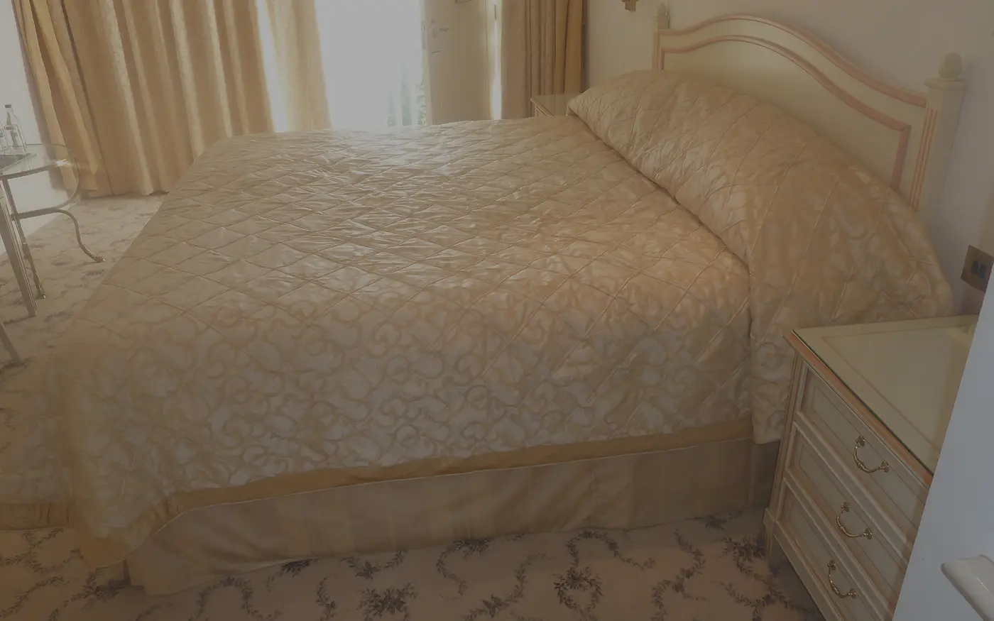 Furniture, curtains and upholstery with tradition